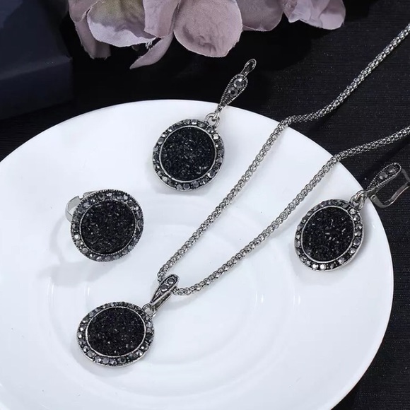 Vintage Black Gem Jewelry Set - Picture 2 of 6